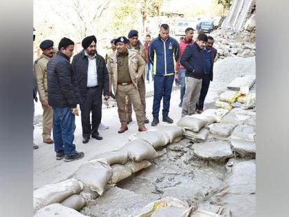 Joshimath land subsidence: Chief Secretary, DGP conducts on-site inspection of landslide areas | Joshimath land subsidence: Chief Secretary, DGP conducts on-site inspection of landslide areas