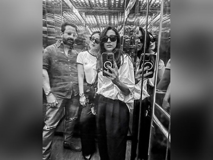 Check out this uber-cool selfie of Kareena, Karisma with Saif Ali Khan | Check out this uber-cool selfie of Kareena, Karisma with Saif Ali Khan