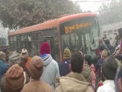 Delhi: Bus rams into pavement, 3 sleeping on footpath injured | Delhi: Bus rams into pavement, 3 sleeping on footpath injured Delhi: Bus rams into pavement, 3 sleeping on footpath injured | Delhi: Bus rams into pavement, 3 sleeping on footpath injured