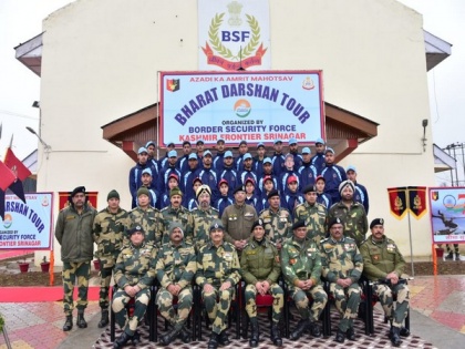 BSF sends 29 Kashmiri students on educational-cum-motivational Bharat Darshan Tour | BSF sends 29 Kashmiri students on educational-cum-motivational Bharat Darshan Tour
