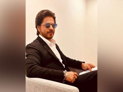 WATCH: Shah Rukh Khan sings 'Tujhe Dekha To Ye Jana Sanam' at Auto Expo 2023 | WATCH: Shah Rukh Khan sings 'Tujhe Dekha To Ye Jana Sanam' at Auto Expo 2023