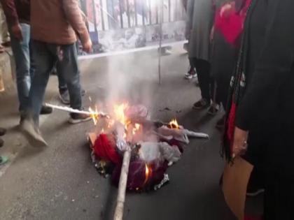 Ludhiana: Anti-Sikh riot victims burn Rahul Gandhi's effigy | Ludhiana: Anti-Sikh riot victims burn Rahul Gandhi's effigy