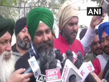 Punjab farmers burn copies of corporate rules outside DC office in Amritsar | Punjab farmers burn copies of corporate rules outside DC office in Amritsar