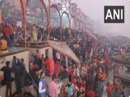 Makar Sankranti: Devotees take holy dip in Ganga in Varanasi | Makar Sankranti: Devotees take holy dip in Ganga in Varanasi