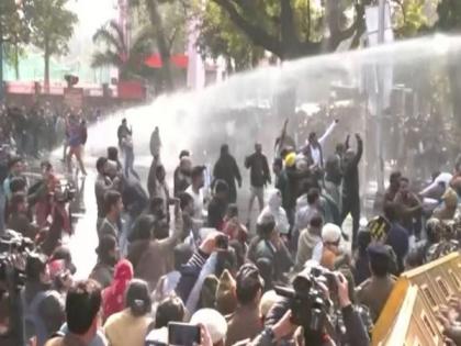Delhi Police use water cannons against AAP workers protesting slum demolition | Delhi Police use water cannons against AAP workers protesting slum demolition