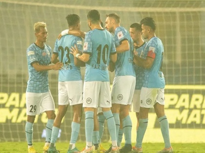 ISL: Mumbai City FC withstand ATKMB attack in battle of nerves as they seal hard-fought 1-0 win | ISL: Mumbai City FC withstand ATKMB attack in battle of nerves as they seal hard-fought 1-0 win