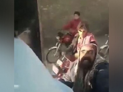 Pakistan: People chase wheat truck on bikes as food crisis deepens | Pakistan: People chase wheat truck on bikes as food crisis deepens