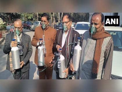 Delhi Assembly: BJP MLAs sport oxygen cylinders, gas masks | Delhi Assembly: BJP MLAs sport oxygen cylinders, gas masks
