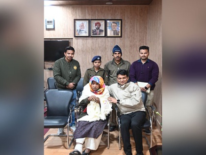 Uttarakhand Police rescues mentally unstable elderly woman from Mumbai | Uttarakhand Police rescues mentally unstable elderly woman from Mumbai