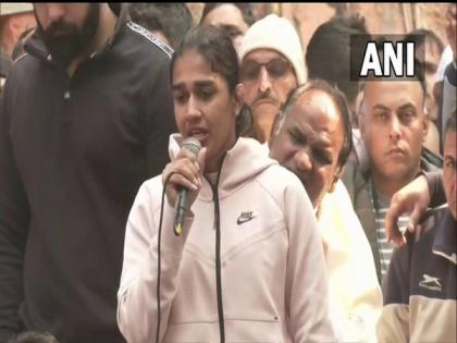 Babita Phogat meets protesting wrestlers in Delhi with "message from Centre" | Babita Phogat meets protesting wrestlers in Delhi with "message from Centre" Babita Phogat meets protesting wrestlers in Delhi with "message from Centre" | Babita Phogat meets protesting wrestlers in Delhi with "message from Centre"