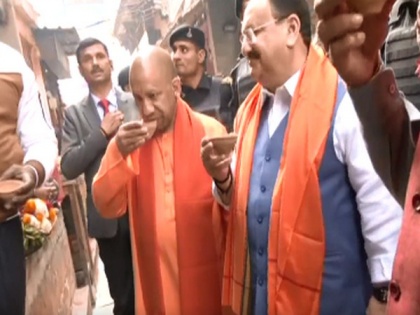 Yogi, Nadda enjoying tea in kulhad after Kashi temple visit, goes viral | Yogi, Nadda enjoying tea in kulhad after Kashi temple visit, goes viral