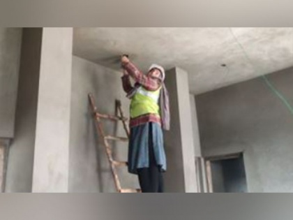 Woman electrician doing door to door electrical fitting work in Jammu, says no work is reserved for men | Woman electrician doing door to door electrical fitting work in Jammu, says no work is reserved for men