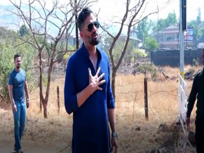 "Kal leke aata hoon bachhon ko", says Suniel Shetty while interacting with paparazzi about Athiya Shetty, KL Rahul | "Kal leke aata hoon bachhon ko", says Suniel Shetty while interacting with paparazzi about Athiya Shetty, KL Rahul "Kal leke aata hoon bachhon ko", says Suniel Shetty while interacting with paparazzi about Athiya Shetty, KL Rahul | "Kal leke aata hoon bachhon ko", says Suniel Shetty while interacting with paparazzi about Athiya Shetty, KL Rahul