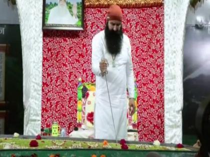 Out on parole, Dera chief Ram Rahim cuts cake with sword; video goes viral | Out on parole, Dera chief Ram Rahim cuts cake with sword; video goes viral Out on parole, Dera chief Ram Rahim cuts cake with sword; video goes viral | Out on parole, Dera chief Ram Rahim cuts cake with sword; video goes viral