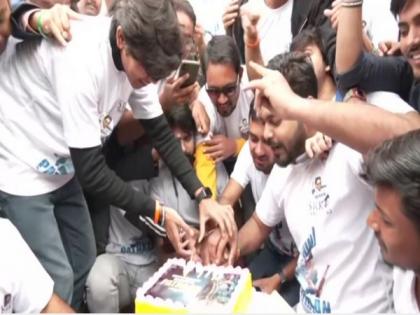 Fans welcome SRK's 'Pathaan' with cakes in Bihar's Patna | Fans welcome SRK's 'Pathaan' with cakes in Bihar's Patna