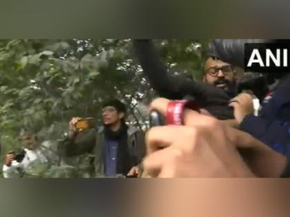 Delhi Police detains protesters sloganeering outside Jamia University | Delhi Police detains protesters sloganeering outside Jamia University