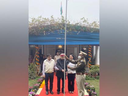 Veteran BJP leader LK Advani unfurls Tricolour at his residence in Delhi | Veteran BJP leader LK Advani unfurls Tricolour at his residence in Delhi