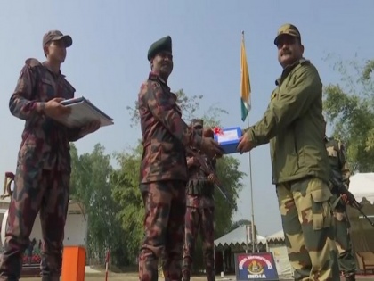 BSF exchanges sweets with Pakistan Rangers, Border Guard Bangladesh at int'l border on Republic Day | BSF exchanges sweets with Pakistan Rangers, Border Guard Bangladesh at int'l border on Republic Day