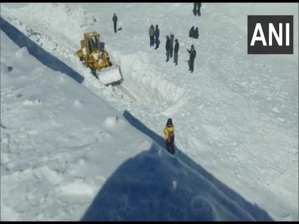 Himachal Pradesh: Tourists rush to Narkanda to experience snowfall | Himachal Pradesh: Tourists rush to Narkanda to experience snowfall Himachal Pradesh: Tourists rush to Narkanda to experience snowfall | Himachal Pradesh: Tourists rush to Narkanda to experience snowfall