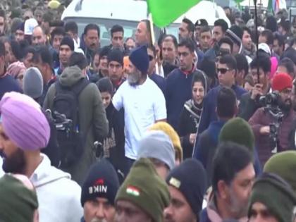 Mehbooba Mufti joins Bharat Jodo Yatra as it resumes from J-K's Awantipora | Mehbooba Mufti joins Bharat Jodo Yatra as it resumes from J-K's Awantipora