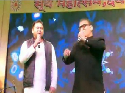 Tejashwi Yadav shows his musical talent, duets with Bollywood singer Abhijeet | Tejashwi Yadav shows his musical talent, duets with Bollywood singer Abhijeet