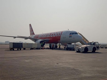 Lucknow-Kolkata flight makes emergency landing after bird hit | Lucknow-Kolkata flight makes emergency landing after bird hit