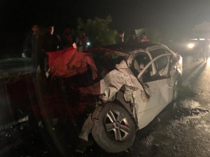 Four killed in car-bus collision on Mumbai-Ahmedabad highway | Four killed in car-bus collision on Mumbai-Ahmedabad highway
