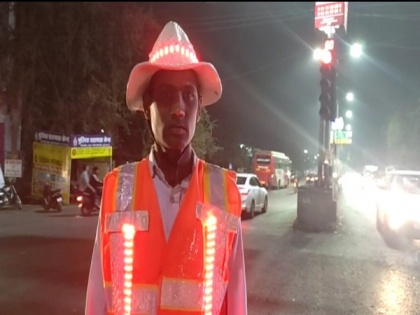 Chhattisgarh: Durg police get special transmitter hat and jacket which illuminate in sync with traffic signal | Chhattisgarh: Durg police get special transmitter hat and jacket which illuminate in sync with traffic signal