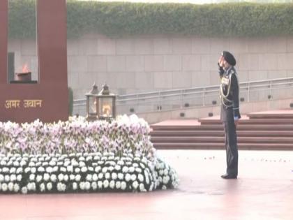 Air Marshal AP Singh pays tribute to fallen soldiers at National War Memorial | Air Marshal AP Singh pays tribute to fallen soldiers at National War Memorial