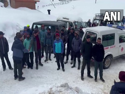 J-K: Skiers trapped in Gulmarg after avalanche | J-K: Skiers trapped in Gulmarg after avalanche