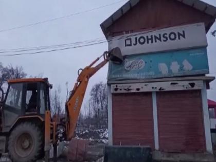 J-K: Anantnag District Admin razes illegal shopping complex of jailed Hurriyat leader Qazi Yasir | J-K: Anantnag District Admin razes illegal shopping complex of jailed Hurriyat leader Qazi Yasir