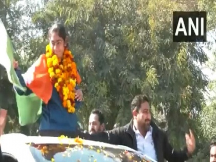 India's U-19 World Cup star Parshavi Chopra receives grand welcome from family, friends | India's U-19 World Cup star Parshavi Chopra receives grand welcome from family, friends