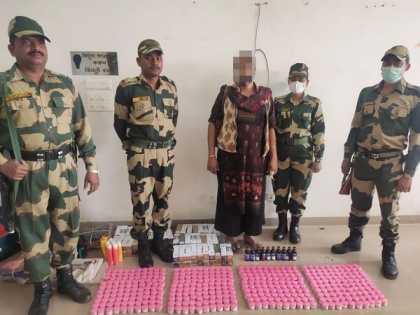 BSF Jawans foil smuggling bid on India-Bangladesh border; 1 Bangladeshi woman held | BSF Jawans foil smuggling bid on India-Bangladesh border; 1 Bangladeshi woman held