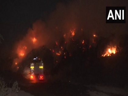 Massive fire breaks out at Turbhe dumping yard in Navi Mumbai | Massive fire breaks out at Turbhe dumping yard in Navi Mumbai