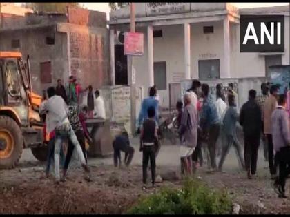 MP: Locals pelt stones at bulldozer during anti-encroachment drive in Ujjain | MP: Locals pelt stones at bulldozer during anti-encroachment drive in Ujjain