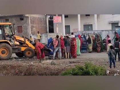 MP: 5 policemen injured as locals hurl stones during anti-encroachment drive in Ujjain | MP: 5 policemen injured as locals hurl stones during anti-encroachment drive in Ujjain