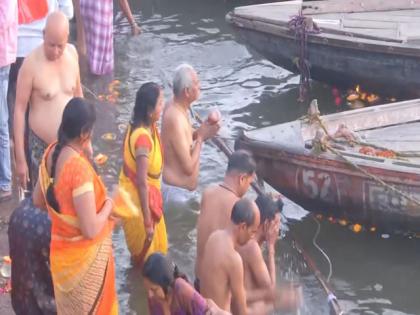Devotees take holy dip in river Ganga in UP's Varanasi on occasion of 'Magh Purnima' | Devotees take holy dip in river Ganga in UP's Varanasi on occasion of 'Magh Purnima'