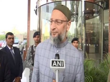 Owaisi arrives at Lucknow for Muslim Personal Law board meeting | Owaisi arrives at Lucknow for Muslim Personal Law board meeting