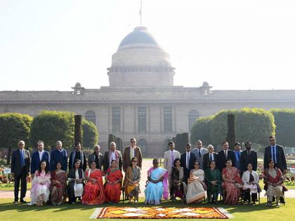 CJI Chandrachud, Supreme Court judges visit Rashtrapati Bhavan's Amrit Udyan on President's invitation | CJI Chandrachud, Supreme Court judges visit Rashtrapati Bhavan's Amrit Udyan on President's invitation