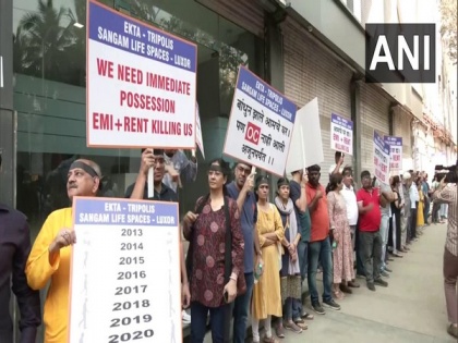 Homebuyers protest at Patra Chawl in Mumbai | Homebuyers protest at Patra Chawl in Mumbai