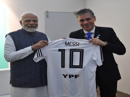 PM Narendra Modi receives Lionel Messi jersey as gift | PM Narendra Modi receives Lionel Messi jersey as gift