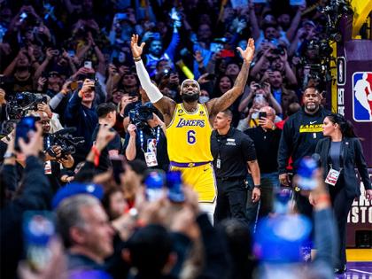 LeBron James passes Kareem Abdul-Jabbar to become NBA's all-time scoring leader | LeBron James passes Kareem Abdul-Jabbar to become NBA's all-time scoring leader