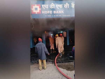 Fire breaks out at HDFC Bank in Delhi | Fire breaks out at HDFC Bank in Delhi