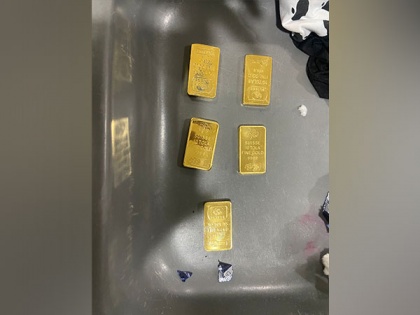 Kerala: Customs seizes gold worth Rs 54 lakh at Kochi Airport | Kerala: Customs seizes gold worth Rs 54 lakh at Kochi Airport