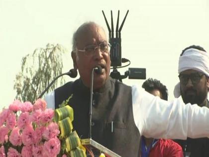 "Act as per constitution": Mallikarjun Kharge lashes out at PM Modi, Shah in Jharkhand | "Act as per constitution": Mallikarjun Kharge lashes out at PM Modi, Shah in Jharkhand "Act as per constitution": Mallikarjun Kharge lashes out at PM Modi, Shah in Jharkhand | "Act as per constitution": Mallikarjun Kharge lashes out at PM Modi, Shah in Jharkhand