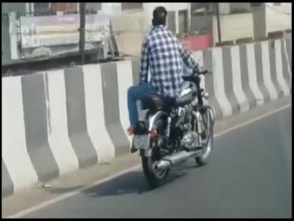 Moradabad: Video of a man performing stunts on bike goes viral | Moradabad: Video of a man performing stunts on bike goes viral
