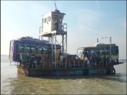 Floating bridge vessel with 100 people onboard gets stuck in Odisha's Chilika lake | Floating bridge vessel with 100 people onboard gets stuck in Odisha's Chilika lake