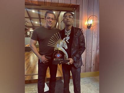 MC Stan poses with Salman Khan after winning Bigg Boss 16, says "Ammi ka sapna poora" | MC Stan poses with Salman Khan after winning Bigg Boss 16, says "Ammi ka sapna poora"