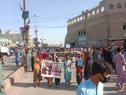 Balochistan: Protest continues in front of Lasbela Press Club against enforced disappearance of Zehri family | Balochistan: Protest continues in front of Lasbela Press Club against enforced disappearance of Zehri family