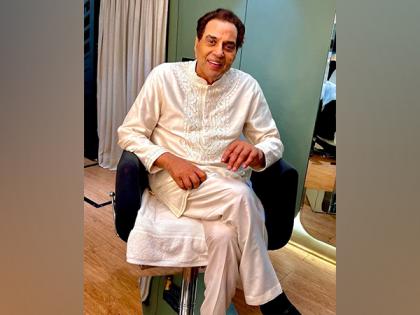 Dharmendra gives befitting reply to netizen who questioned why he was behaving like struggling actor | Dharmendra gives befitting reply to netizen who questioned why he was behaving like struggling actor